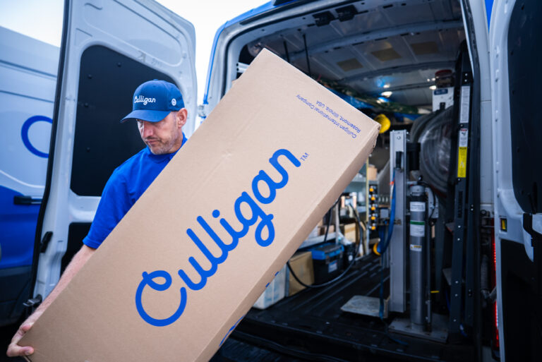 culligan repartidor con un paquete